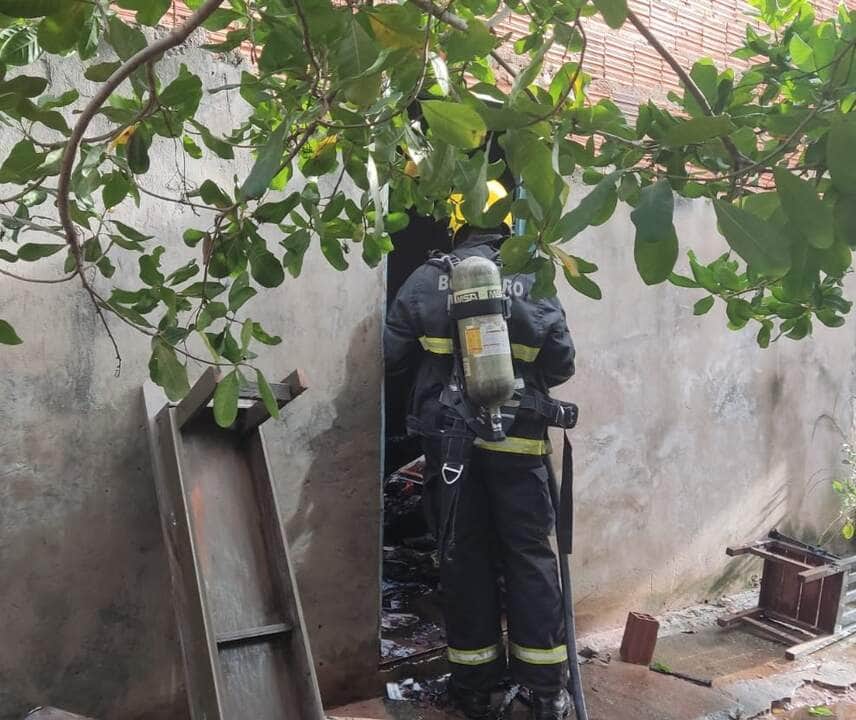 Corpo de Bombeiros realiza rescaldo para evitar reignição de fogo em residência_6620049384f7d.jpeg